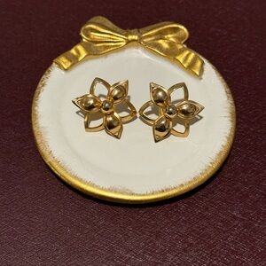 SARAH COV | Vintage Gold Tone Floral Clip On Earrings